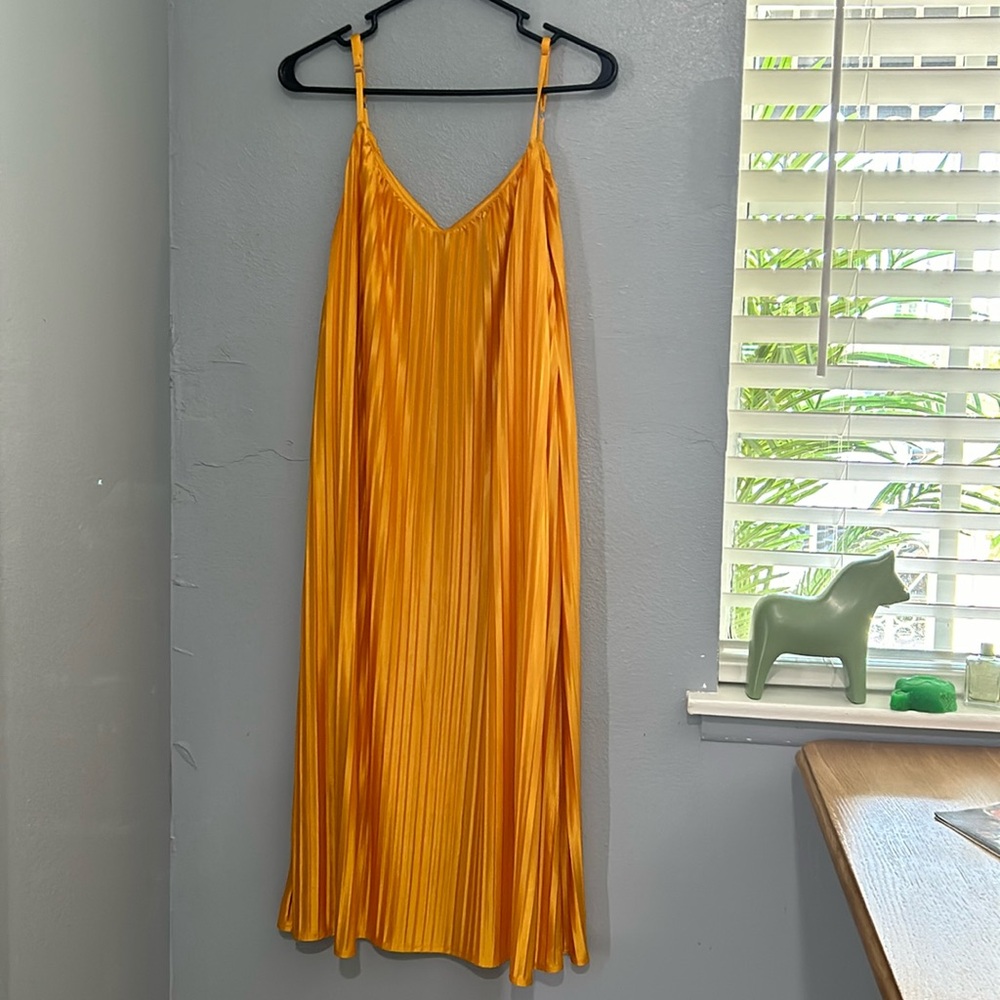 Three colors available; blue, grey and orange.